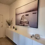 Modern & Homely - Free Parking