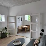 Modern & Homely - Free Parking *
